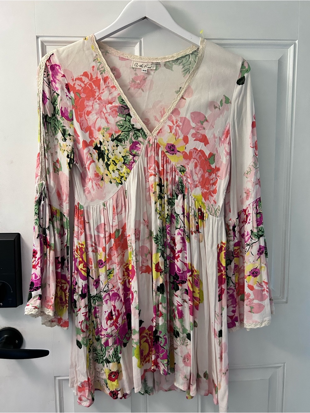 On The Road White Floral V-Neck Long Sleeve Tunic